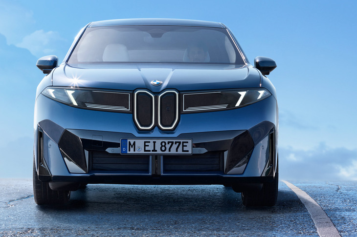 頬がこけたドクロのような「iX3」のフロントマスク。