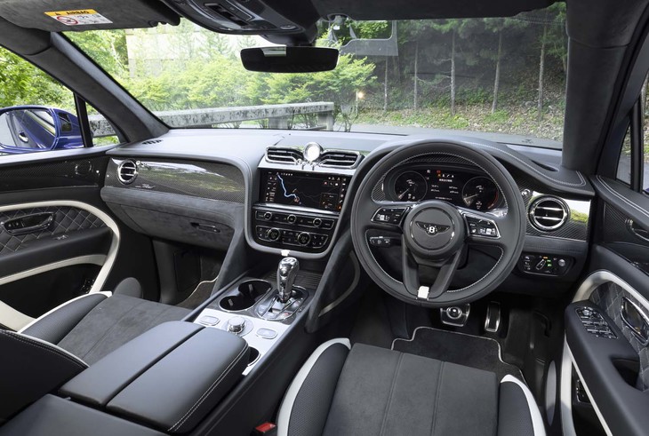 内装の仕立てはさまざまに選べるが、試乗車は「スピード」専用コーディネートをチョイスしていた。グローブボックスにまでアルカンターラが貼られるなど、抜かりのない仕上がりだ。