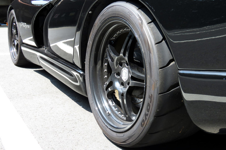 アライメント調整後の足まわりの様子。前後のタイヤの、ディスク面の向きにご注目である。ちなみに、フロントがトーゼロ寄り、リアに－2°のネガキャンという今回の足まわりは、本多氏謹製のもの。いわく「ほったさんはスポーツ走行によく参加するので、『ACR』のものを参考に調整してみました」とのこと。ありがたや、ありがたや。