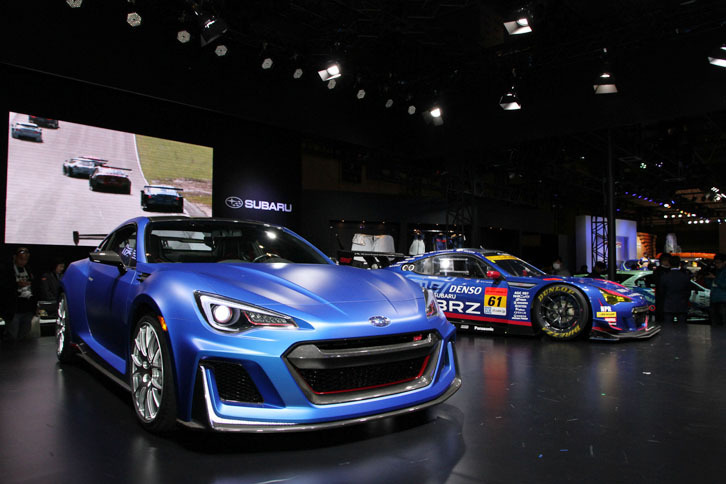 スバルブースのセンターに展示された「STIパフォーマンスコンセプト」と今季のSUPER GT、GT300クラス参戦予定の「BRZ GT300 2016」。