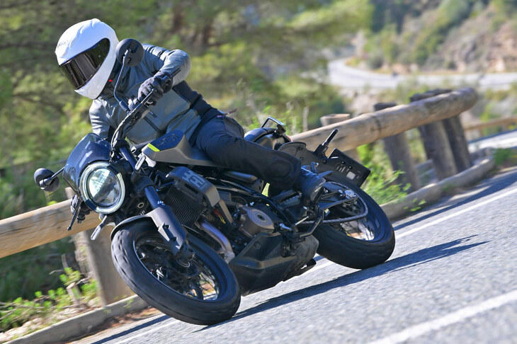 車体は新設計のスチール製トレリスフレームと軽量なアルミ製スイングアームの組み合わせ。ホイールベースを延ばしつつシート高を下げ、走行安定性とコーナリング性能の向上を図っている。