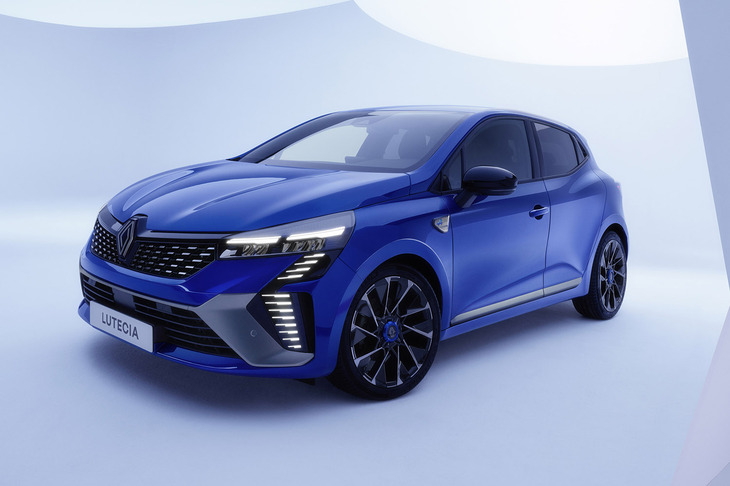 ルノーの「ルーテシア」「アルカナ」「キャプチャー」はエンジンに4段、メインモーターに2段の変速機構を設けた独自のハイブリッドを搭載。国内初導入時は「E-TECHハイブリッド」だったが、その後「E-TECHフルハイブリッド」になり、最新モデルでは「フルハイブリッドE-TECH」と、微妙に呼称が変化している。