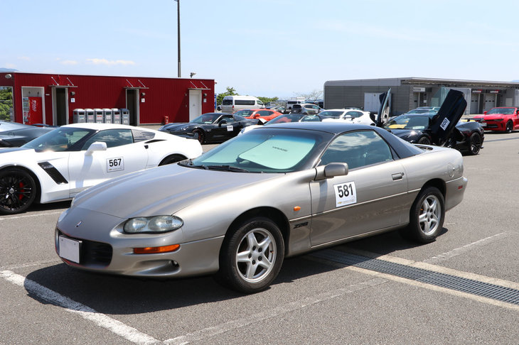 4代目の「シボレー・カマロZ28」（後期マスク）。ピニンファリーナに在籍中に、フェラーリのデザインを担っていた自動車デザイナーのケン奥山こと奥山清行氏がGM時代に手がけた作品のひとつ。歴代カマロのなかではおとなしいスタイルだが、Z28ではボンネットの下に「LT1」型5.7リッターV8 OHVエンジンを収める。羊の皮をかぶったオオカミ的な存在なのだ。