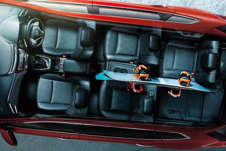 「エクストレイル」3列シート仕様のインテリア。