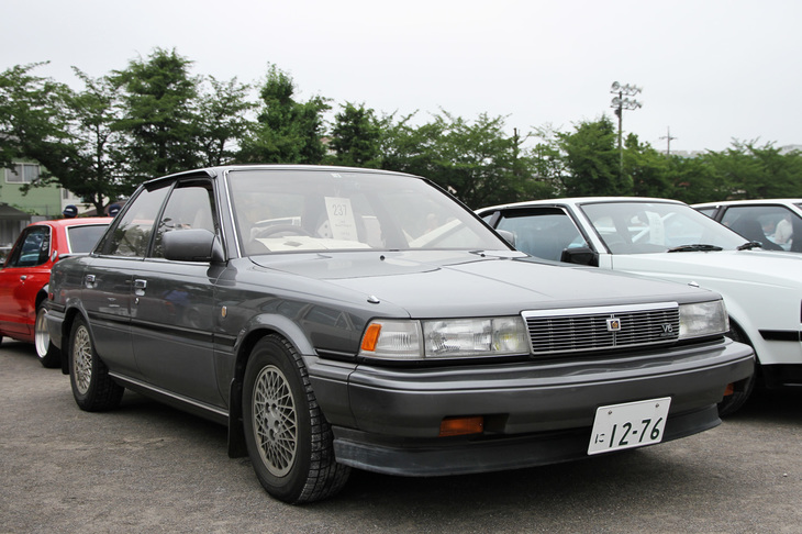 これも今となっては珍しい1987年「トヨタ・カムリ プロミネント」。1986年に登場した3代目カムリに追加設定された、2リッターV6エンジンを積んだ高級版。この個体は4ドアセダンだが、遅れて追加された4ドアハードトップが北米向け初代「レクサスES」のベースとなった。