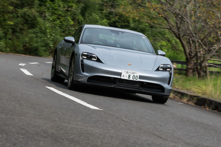 バッテリーの仕様が動力性能に影響するのは高速域に入ってからのようで、0-100km/h加速はパフォーマンスバッテリー仕様もパフォーマンスバッテリープラス仕様も5.4秒で同じだが、0-200km/h加速は前者が17.6秒、後者が16.5秒となっている。