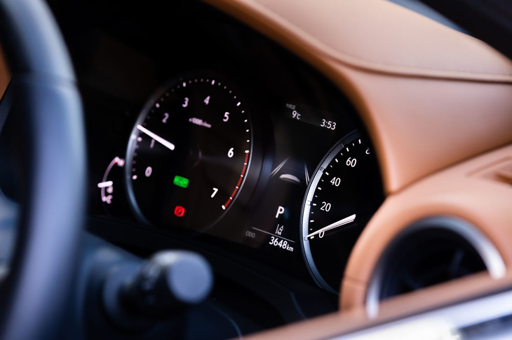 先行車や対向車を検知し、自動でハイビームを制御する「オートマチックハイビーム」やカメラで主要な道路標識を読み取り、メーター内に表示する「ロードサインアシスト」など、先進運転支援システムを標準装備。ACCは全車速追従機能付きに進化している。