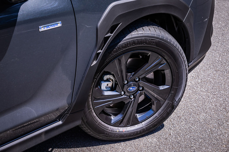 「ツーリング」グレードには、ダークメタリック塗装の17インチアルミホイールが標準で装備される。今回の試乗車は225/60R17サイズのオールシーズンタイヤ「ヨコハマ・ジオランダーG91」を装着していた。