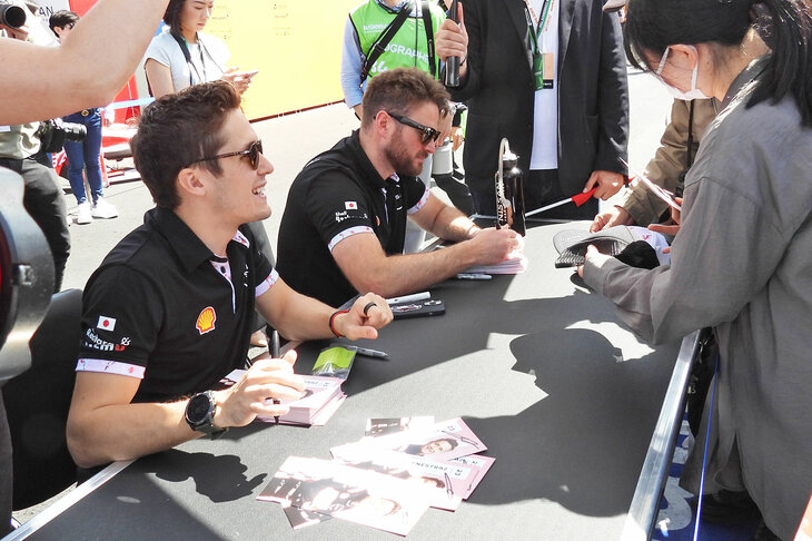 予選で劇的な逆転勝利を挙げたオリバー・ローランド選手（奥）と、チームメイトのサッシャ・フェネストラズ選手（手前）。よく見ると、日産はサイン色紙も桜色だ。