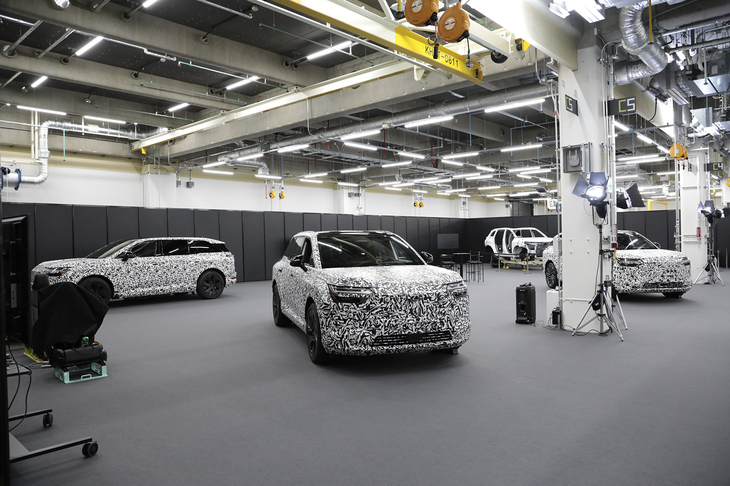 整備フロアには最大40台を収容可能。テストトラック直結となっており、車両を囲んで職種や領域を越えたメンバーが集まれるようになっている。