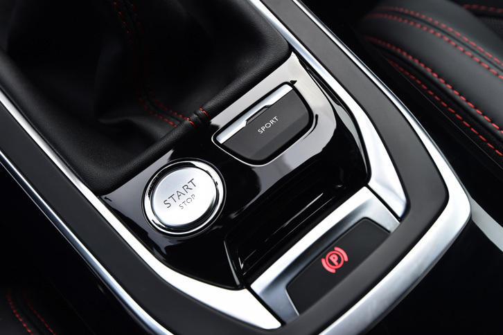 シフトノブの後方、イグニッションスイッチの横には、スロットルレスポンスやパワーステアリングの制御を切り替えるスポーツモードの選択スイッチが備わる。
