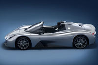 ウインドシールドを付けると、標準的なロードスタースタイルになる。ワイパー用コンポーネンツなどを組み込んだボードが新たに設置されている。