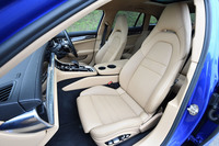 標準装備となるパーシャルレザーシート。色はブラックとルクソールベージュの2種類が用意されている。