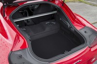 荷室の容量は290リッター。奥行きは785mmで、幅は最大1121mm、深さは最大387mmとなっている。写真はトノカバーを外した状態。