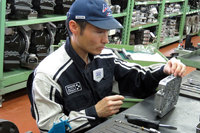 ヤナセ横浜ニューデポーのユニット工場にて、オートマチックトランスミッションのバルブボディーを組み立てるスタッフ。ヤナセクラシックカーセンターでのレストア作業には、部品の調達から実際の作業に至るまで、アフターサービスにまつわるヤナセのリソースが総動員されている。