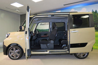 「スズキ・スペーシア ギア」や「ダイハツ・タント ファンクロス」は、ベース車からの変更は控えめ。しかしそれは、ベース車の段階で十分な飛び道具が備わっていたからともいえる。写真は、今も昔もタントのキラーコンテンツ（？）である大開口の「ミラクルオープンドア」。