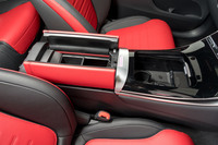 シフトセレクターがステアリングコラムにあり、車両のセッティングの多くをセンタースクリーンを介して設定するため、センターコンソールのほとんどすべてが収納スペースになっている。