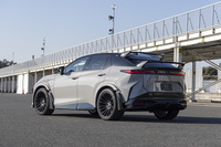 新しいラインナップは「RZ350e“バージョンL”」「RZ500e“バージョンL”」「RZ550e“バージョンL”」に「RZ600e“Fスポーツ パフォーマンス”」を加えた全4種類。350eはFWDで、ほかは全車4WDだ。