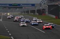 GT500クラスのスタートシーン。予選トップのNo.8 ARTA NSX-GTを先頭に、各車、第1コーナーへと向かう。