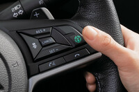 安価な仕様でも十分に魅力的な「デリカミニ」だが、ロングツーリングを快適なものにする「マイパイロット」をはじめ、後席用の各種快適装備、アルミホイール、60偏平のタイヤなど、オプションで融通を利かせられない装備も多い。予算が許すのなら、素直に上級グレードの4WD車を選ぶのがいいだろう。