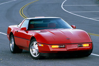 C4世代の「シボレー・コルベットZR1」。厳密には、ZR1はグレードではなくオプションパッケージという扱いだったようで、ロータスチューンの総アルミ製5.7リッターV8 DOHCエンジンや、専用のワイドボディー、強化されたブレーキや幅広のタイヤなどがセットになっていた。