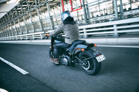 新開発のシャシーにより、スムーズな乗り味の実現と動力性能の向上が図られた2018年モデルのソフテイルファミリー。エンジンについても高精度デュアルカウンターバランサーの採用により、力強い鼓動感は残しつつ振動を低減している。