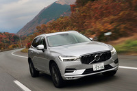 試乗車の「XC60 T5 AWDインスクリプション」は、エアサスペンションを装備していた。「コンフォート」や「エコ」「ダイナミック」など、走行モードにより自動的に車高が変化する。