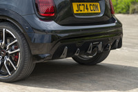 「MINIジョンクーパーワークス」では、ディフューザーを組み込んだリアバンパーとセンター出しのテールパイプが採用される。