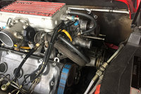 ミドに横置きされているV8エンジン。