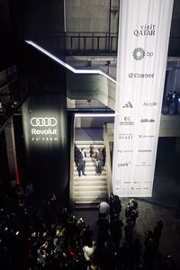 ローンチイベントの開会にあたり、あいさつに立つデルナー氏（写真中央左）。右の女性は、レーシングドライバーで同イベントの司会を務めたナオミ・シフだ。