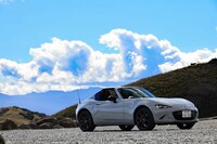 リトラクタブルハードトップ車の「ロードスターRF RS」。試乗車の車体色「エアログレーメタリック」は、「プラチナムクォーツ」に代えて採用された新色だ。