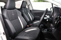 滑りにくい材質や大きなサイドサポートを採用することでホールドが高められた「ヴィッツGRスポーツ“GR”」のシート。