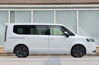 シンプルな2BOXスタイルとなった新型「ステップワゴン」。Aピラーの位置やガラスエリアの形状なども、先代とは大きく異なっている。（写真：向後一宏）