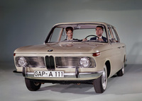 同じく1961年に登場した「ノイエ・クラッセ」こと「BMW 1500」。ボディーは全長×全幅×全高＝4440×1710×1420mm、ホイールベースは2550mmと1.5リッター級としては大柄だったため、後に2リッターユニットまで搭載された