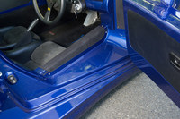 フレームが通っているのか、幅の広いサイドシルは内側の縁が敷居のように高くなっており、乗降の際にはこことシートのサイドサポートに手をついて体を支えた。