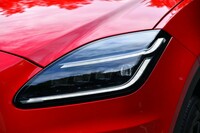 「Eペース」の2021年モデルでは、2段のJ字型デイタイムランニングライトが特徴的な、新デザインのヘッドランプが採用された。