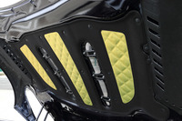 空力性能を考慮して、ボンネットは後ろヒンジ式から前ヒンジ式に変更された。