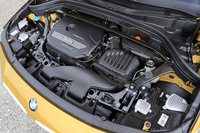 フロントフード下には最高出力192ps、最大トルク280Nmの2リッター直4ターボエンジンが横置きされる。