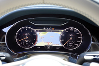 メーターパネルは、アナログタイプから液晶パネルを用いたフルデジタル仕様に変更されている。左のタコメーターを残し、地図を拡大表示することもできる。