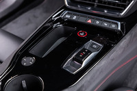 シフトセレクターは、コンパクトな前後スライド式。シフトセレクターのスライド方向と車両の進行方向が合致しており、直感的な操作が行える。走行モードを切り替える「アウディドライブセレクト」のスイッチは、従来どおりシフトパネル前方左端にプッシュスイッチとして配置されている。
