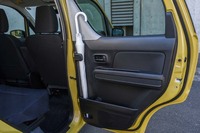 縦に収納できることが画期的なアンブレラホルダー。下に穴が開いており、たれた水滴は車外に排出される仕組みになっている。