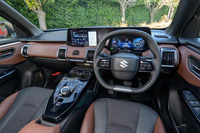 操作系では、トヨタ製BEVと同じダイヤル式のシフトセレクターを採用。「インテグレーテッドディスプレイシステム」と称される2枚の液晶ディスプレイは、Qtグループのフレームワークをもとに開発されたソフトウエアで中身が統合されており、既存のスズキ車のように、ディーラーオプションのナビやディスプレイオーディオなどは用意されていない。