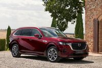 国内におけるマツダの新たなフラッグシップとして登場する「CX-80」。先達（せんだつ）の「CX-60」ともども、既存のマツダ車とは趣を異にする意匠をしているが……。