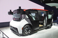 「ジャパンモビリティショー2023」のホンダブースに展示された「クルーズ・オリジン」。ホンダはゼネラルモーターズやその子会社であるGMクルーズと組み、2026年初頭に日本でロボットタクシーの運行を開始するとしていた。しかし、米国でGMクルーズの車両が事故を起こして運行を停止。GMは計画を凍結してしまった。