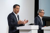 記者会見の質疑応答において、日産の内田 誠社長（写真向かって左）は克服すべき課題について「スピード感の遅さ」と回答していた。3社の協業で、今後の研究開発に拍車がかかることに期待したい。