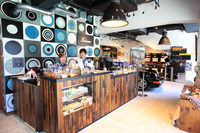 店内は、広い採光による明るさと落ち着いた雰囲気が特徴。コーヒーは豆の種類や抽出方法を選んで注文できる。