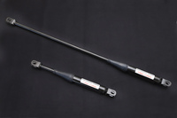 テスト車に装備されていたパフォーマンスダンパーの試作品。接合部にテンションをかけることで、ボディーの振動を減衰する効果がある。