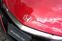 フロントグリルの上に装着されていたメッキパーツは、2018年10月のマイナーチェンジ（車両の発売は2019年5月）で廃止された。