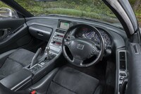 現在の視点で見るとスーパースポーツとしてはずいぶんあっさりとしたデザインのインテリア。筆者の2001年当時のリポートでもすでに「古くさい」と書いている。