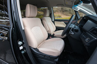 シート表皮のファブリックは、新たにシャンパンゴールドのような色調に。ダイヤモンド柄のキルト加工が施されている。